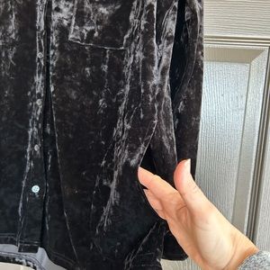 Belle by Kim Gravel medium black velvet button down top